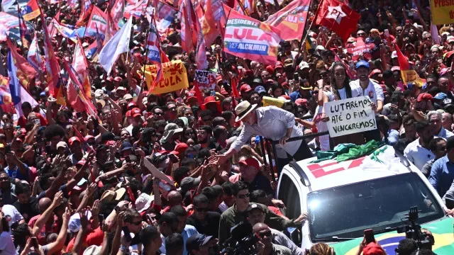 Lula faz comício em reduto bolsonarista, mas falta material de campanha