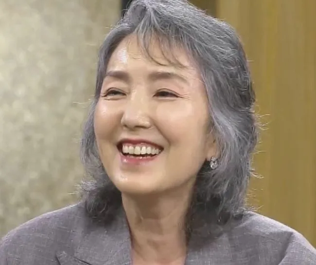 66세 이휘향, 백발 되어도 아름다운 미모 "아들과 여행 갔더니..남친 오해"(데이앤나잇)