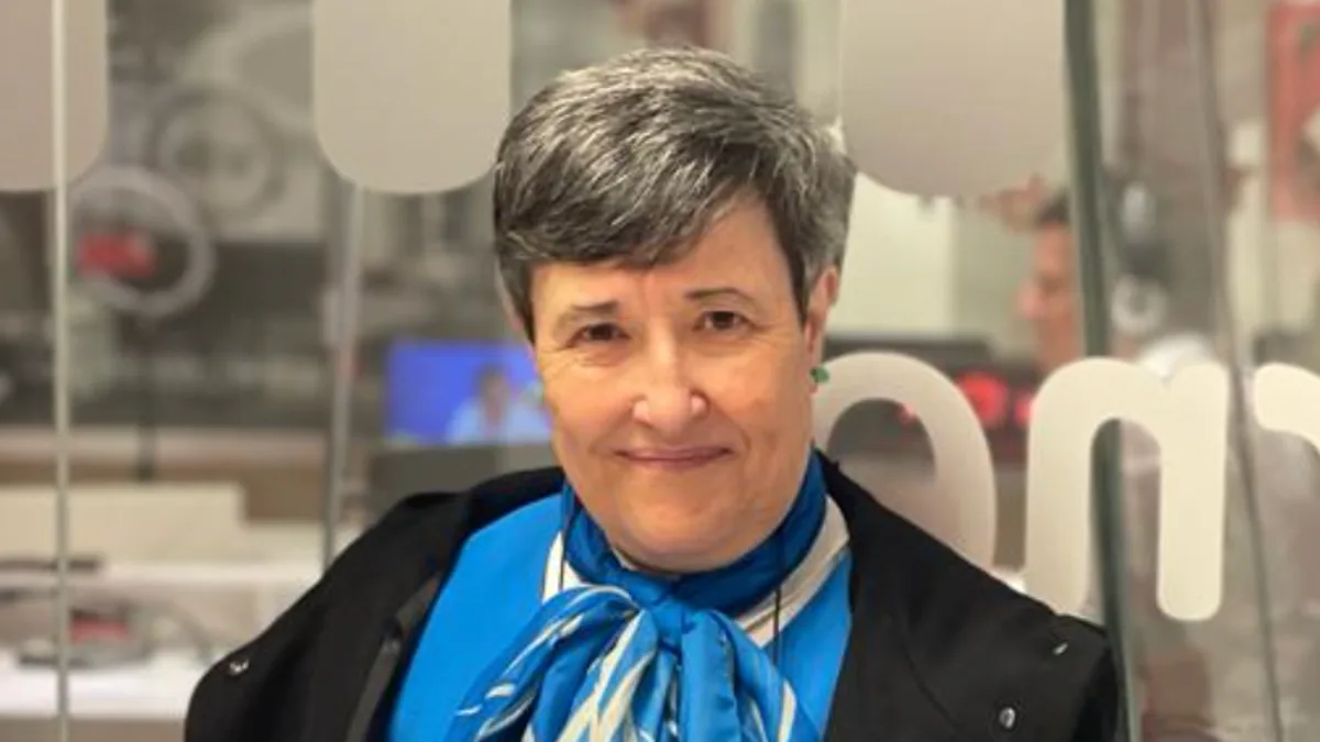 Dra. Ana Isabel Sanz, psiquiatra: "No podemos pedir a nuestros hijos que se sienten a la mesa sin teléfono si nos ven permanentemente haciendo scroll"