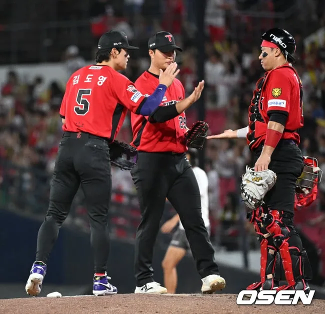'코뼈골절' 김도영 미쳤다! 3안타 3타점, 최연소 40홈런 100타점 100득점, 카스트로 결승포...KIA, 한화 9-2 제압 [광주 리뷰]