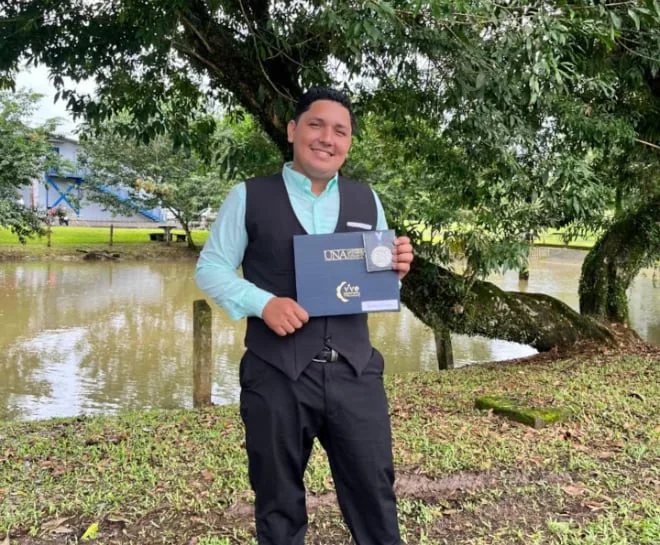 De peón en piñeras a referente universitario: la historia del nicaragüense distinguido en Costa Rica