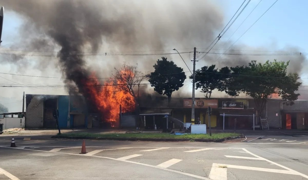 Defesa Civil recomenda demolição de madeireira e três comércios atingidos por incêndio em Campinas