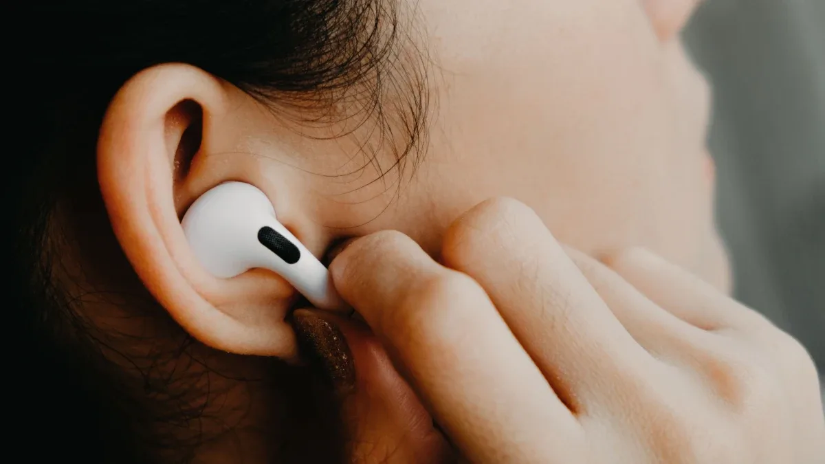 macOS Tahoe revela acidentalmente os novos AirPods com câmaras e Inteligência Visual