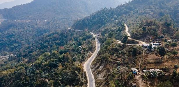 Ônibus escolar cai em ribanceira no Nepal e mata cinco, diz polícia