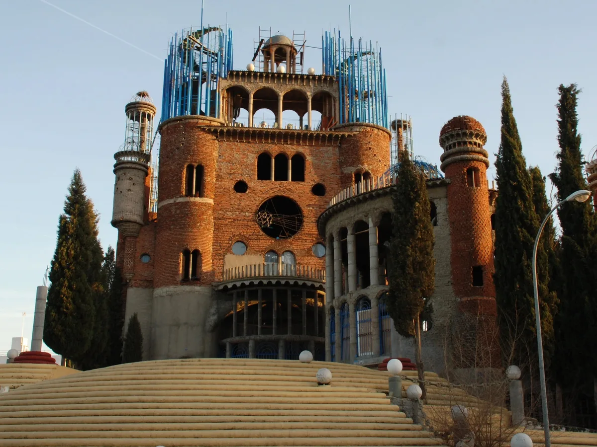 La catedral a las afueras de Madrid que un agricultor construyó sin planos y sin formación arquitectónica durante seis décadas