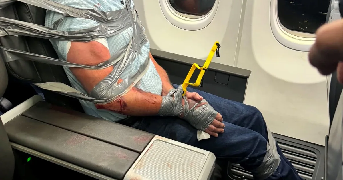 Pasajero que fue sujetado con cinta adhesiva a su asiento luego de atacar a una azafata en un vuelo de American Airlines: “No recuerdo nada”
