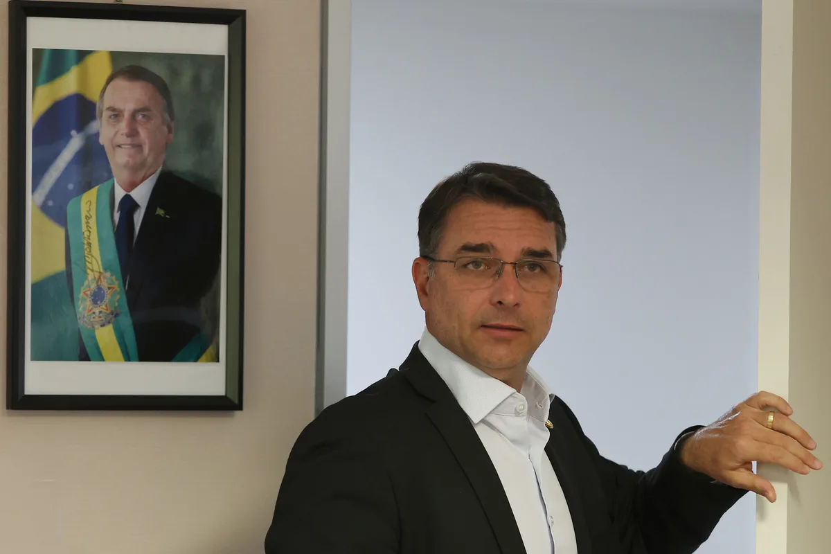 Flávio propõe reduzir maioridade penal e fim da progressão para crimes hediondos