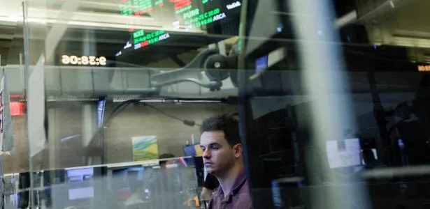 Bolsas globais sobem com petróleo em queda e alívio com ações de tecnologia