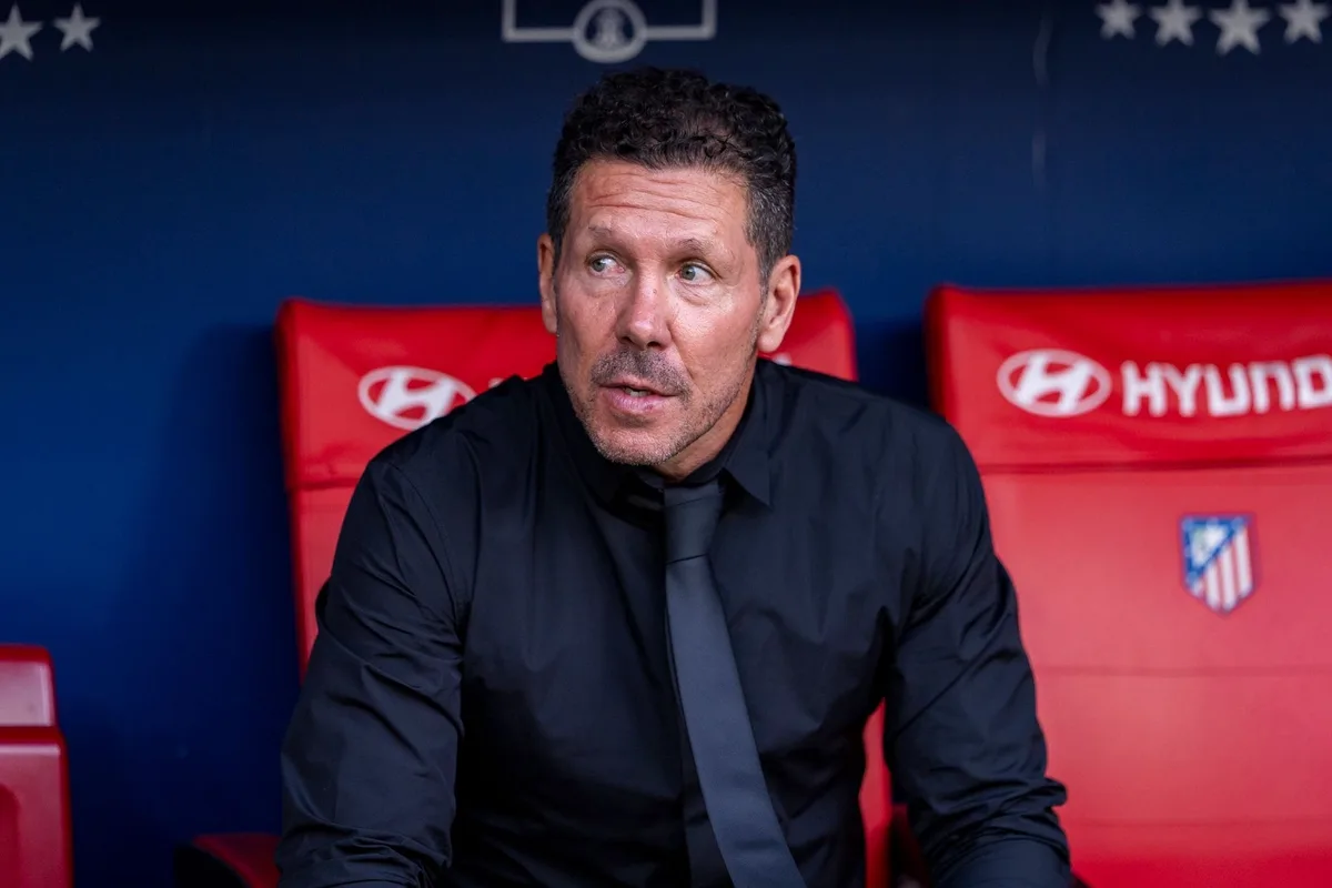 La respuesta del Cholo Simeone a la salida en soledad de Julián Alvarez bajo una lluvia de silbidos en Atlético de Madrid