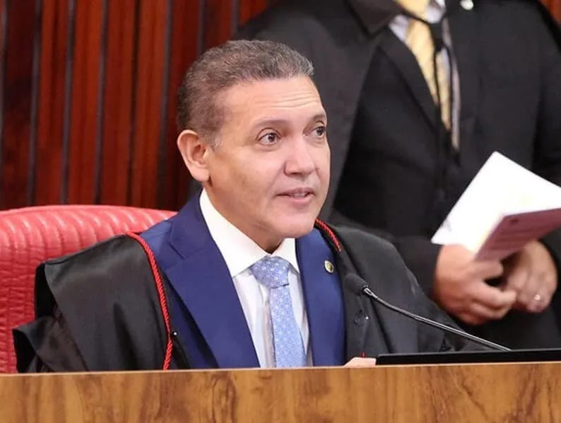 Nunes Marques mantém propaganda de Lula que liga Flávio ao caso Master
