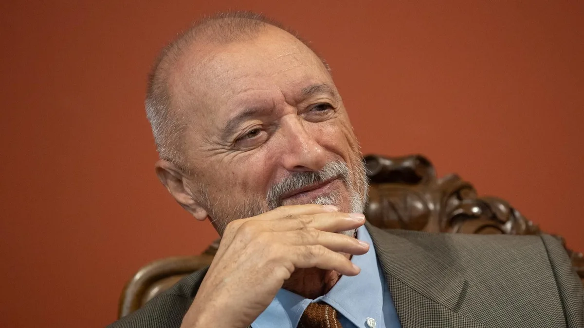 Arturo Pérez-Reverte critica el uso del lenguaje inclusivo en la expresión “atletas y atletos” y ataca duramente a la RAE: “Si me fuera se alegrarían unos cuantos”