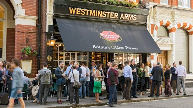 Don’t queue, don’t order cocktails: The nine golden rules of British pubs
