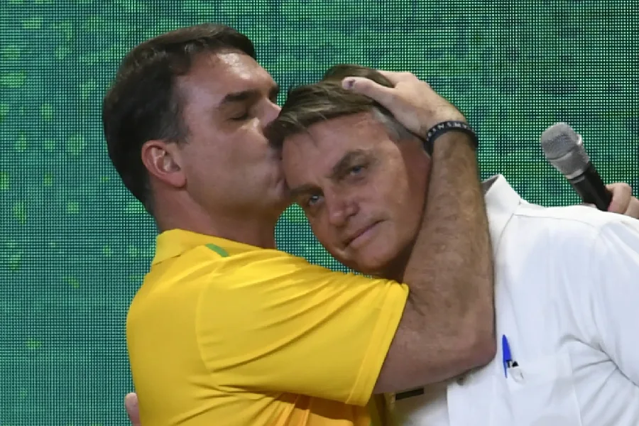Expectativa de Jair Bolsonaro subir a rampa depende menos de Flávio e mais do STF