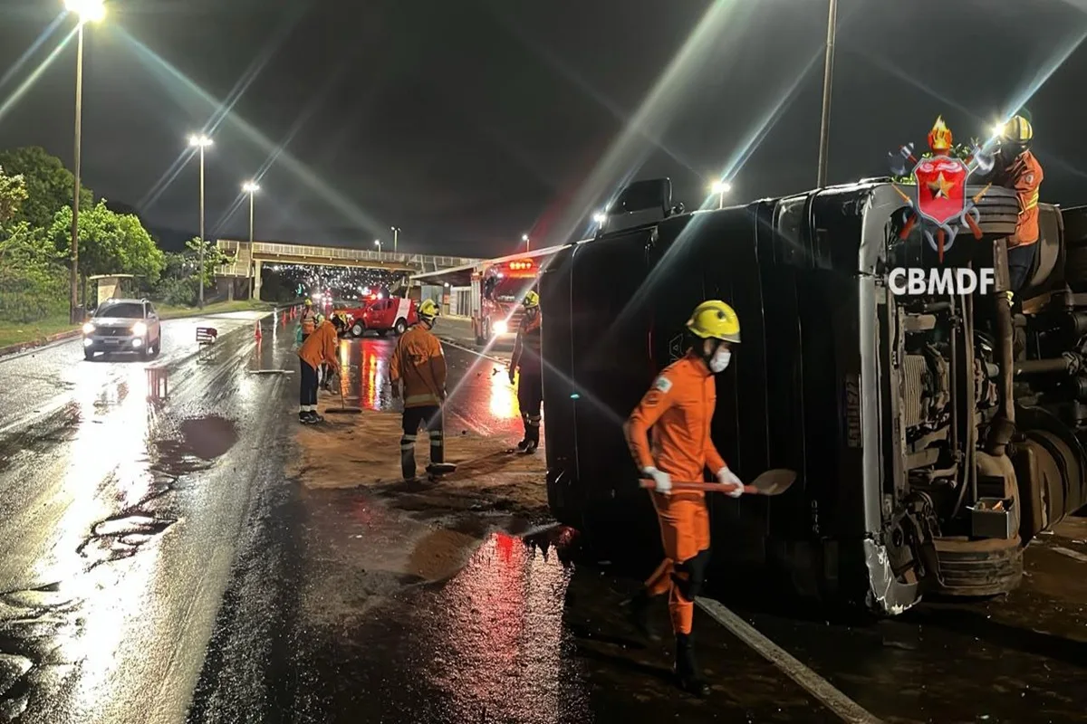 Epia Sul segue interditada após carreta tombar e espalhar óleo na pista