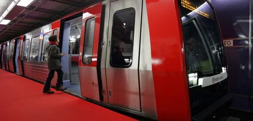 Hamburg: 26-Jähriger bei Rettungsversuch von U-Bahn erfasst und gestorben