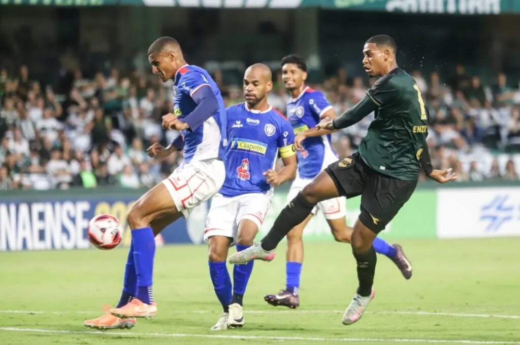 Coritiba empresta centroavante para clube da OutField
