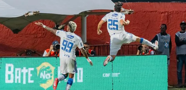 Cruzeiro vence o Vitória de virada e se mantém na cola do G-4