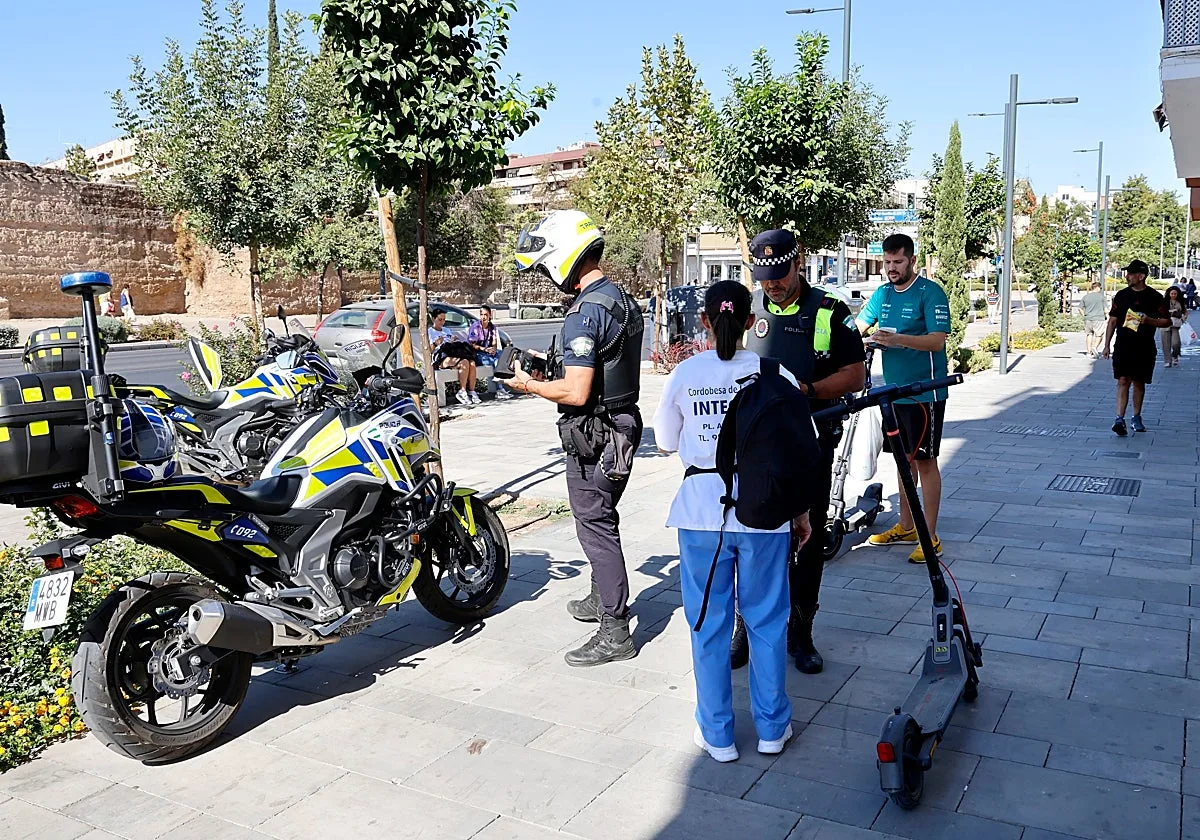 La Policía Local de Córdoba intensifica la vigilancia de los patinetes eléctricos con nuevos controles y multas