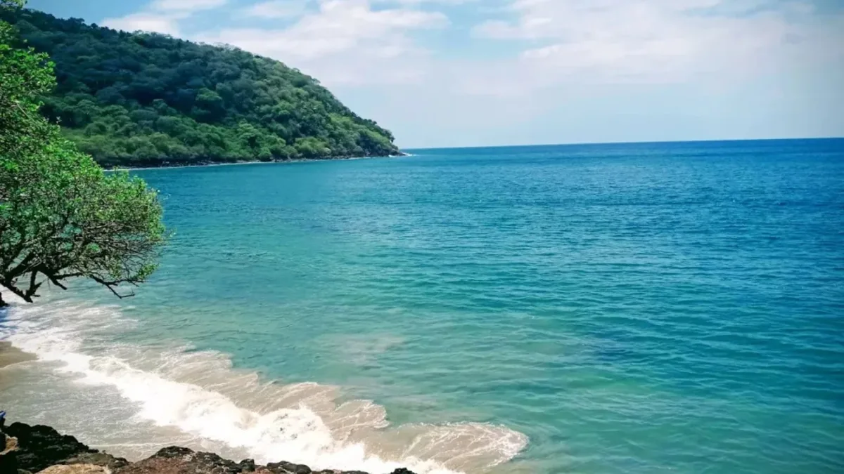 Tiene un alberca natural color turquesa y un romántico lugar llamado “Paseo del Beso”: el pueblito poco conocido de Nayarit que aún no se ha gentrificado