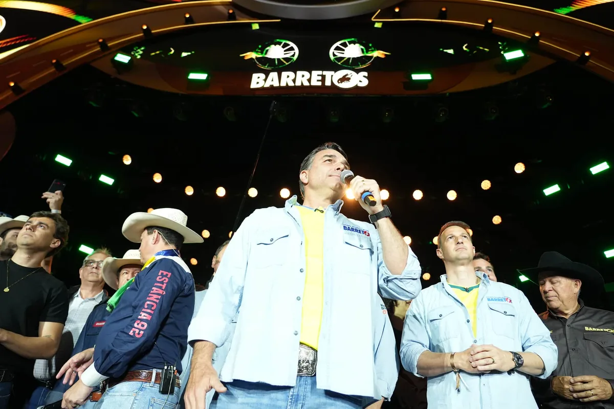 Flávio Bolsonaro pode ter candidatura cassada por “abuso de poder econômico” em Festa do Peão de Barretos