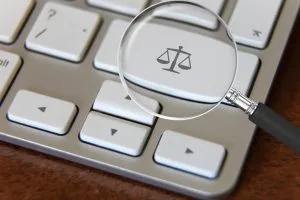 Judiciário reage a prompt injection, mas lacunas dificultam punição e prevenção