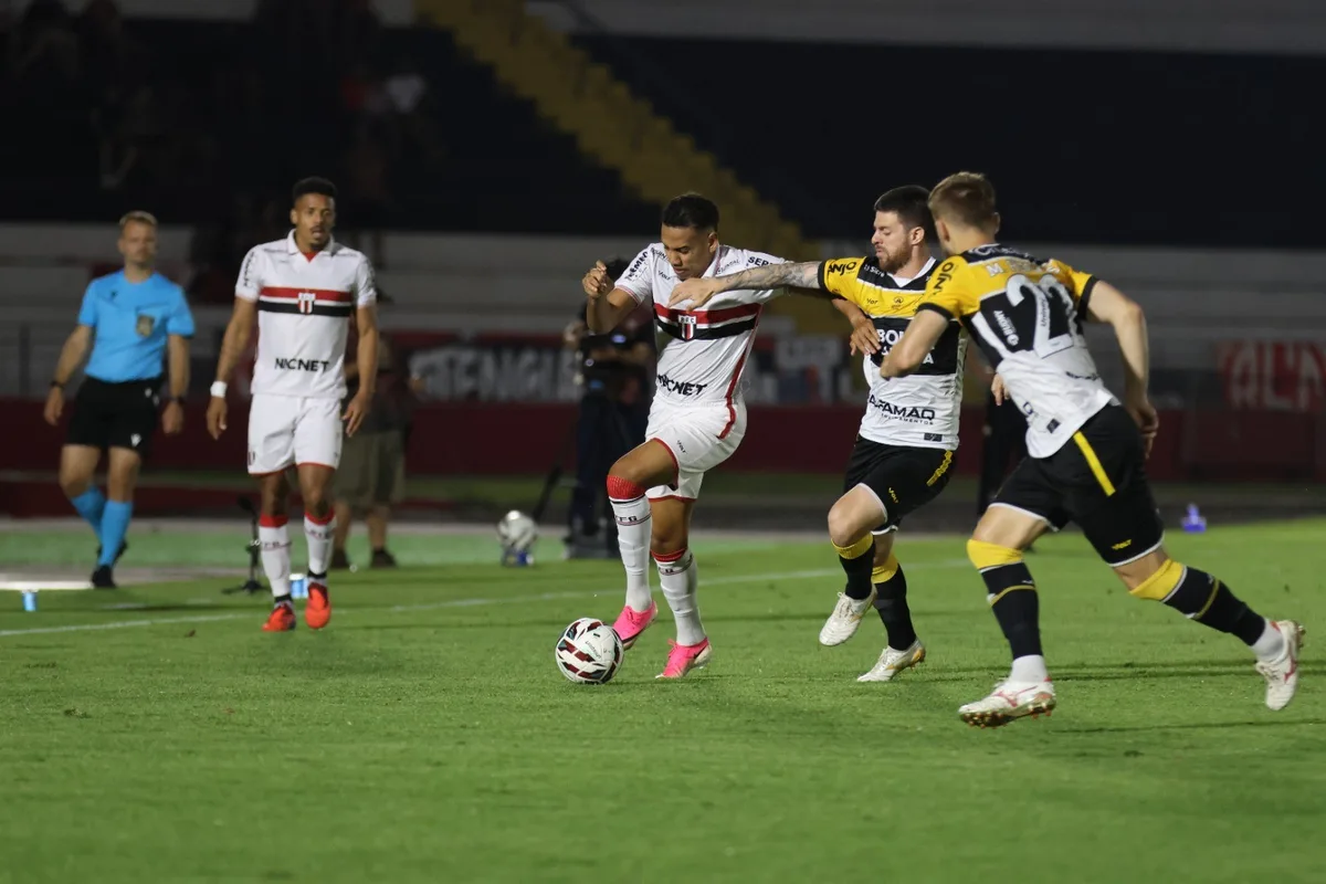 Zé Hugo sai com dores e será avaliado no Botafogo-SP; Wallace segue fora