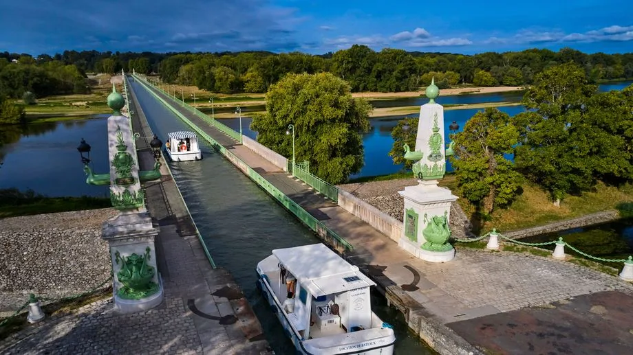 Ce pont construit par Gustave Eiffel ne fait pas passer des voitures mais des bateaux