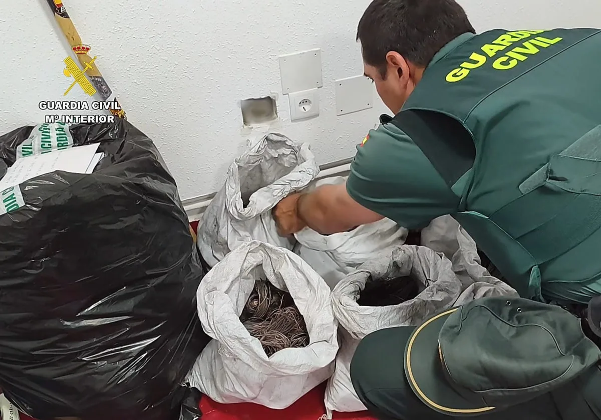 Cuatro investigados al ser sorprendidos con varios sacos de cable de cobre en un control en Zamora
