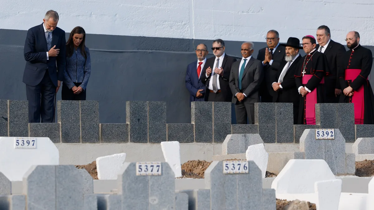 El gesto del rey Felipe y la reina Letizia en el cementerio musulmán de Sidi Embared frente a las tumbas de los migrantes que perdieron la vida camino a Ceuta