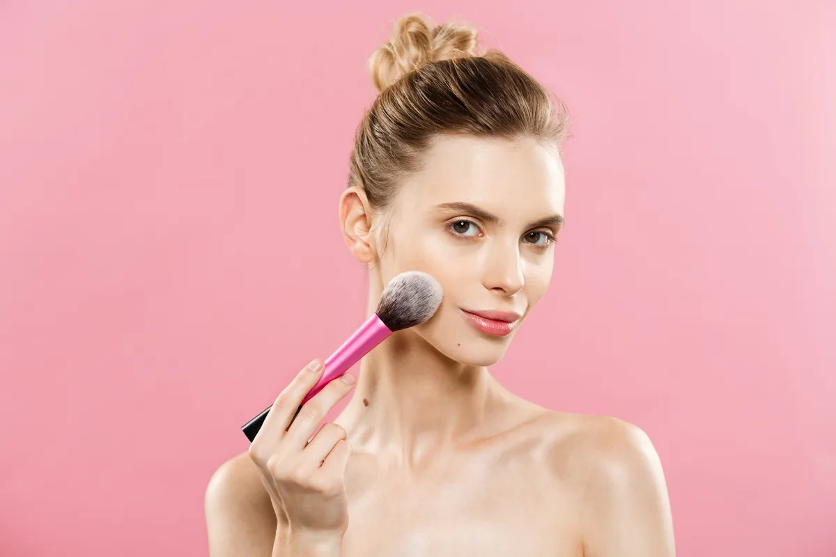 Fãs de beleza já sabem: blush tailoring é o truque do momento na make