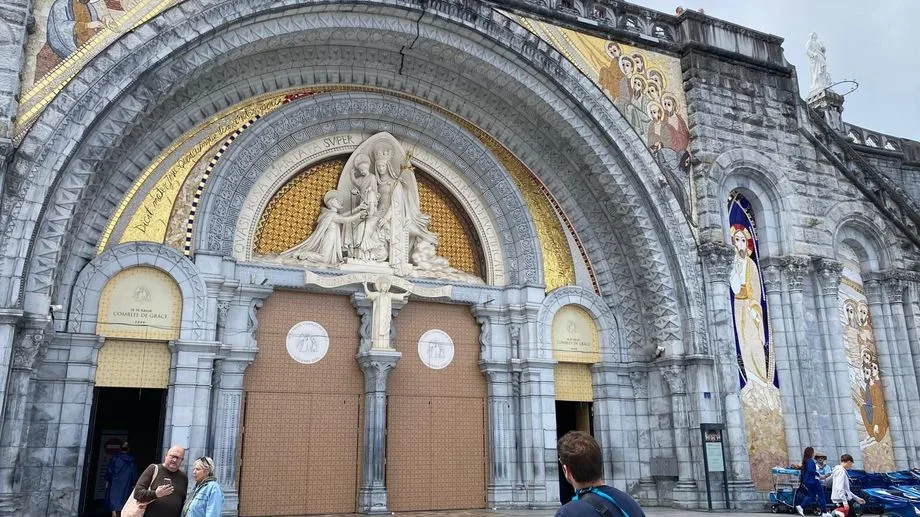 Basilique du Rosaire à Lourdes : les mosaïques de Rupnik, accusé de violences sexuelles, masquées pour la venue du pape