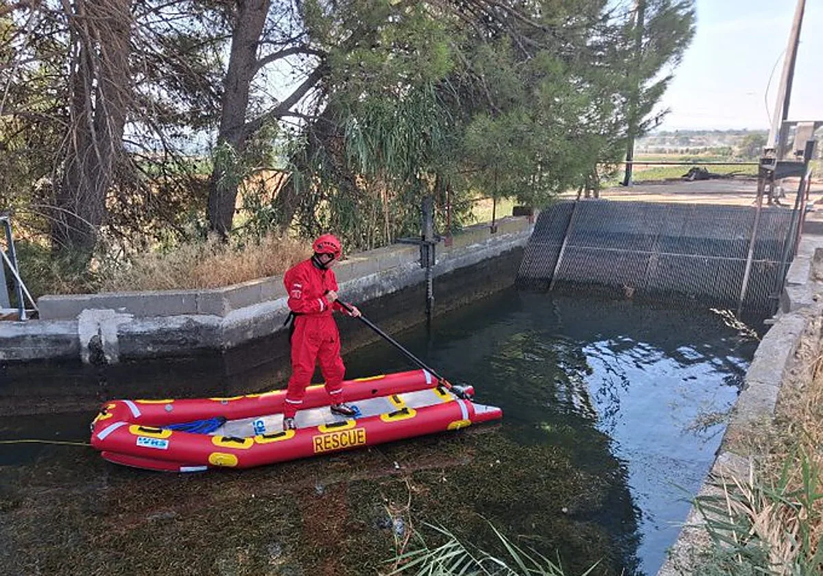 Los Bomberos encuentran un cadáver sin identificar en una acequia en Lérida
