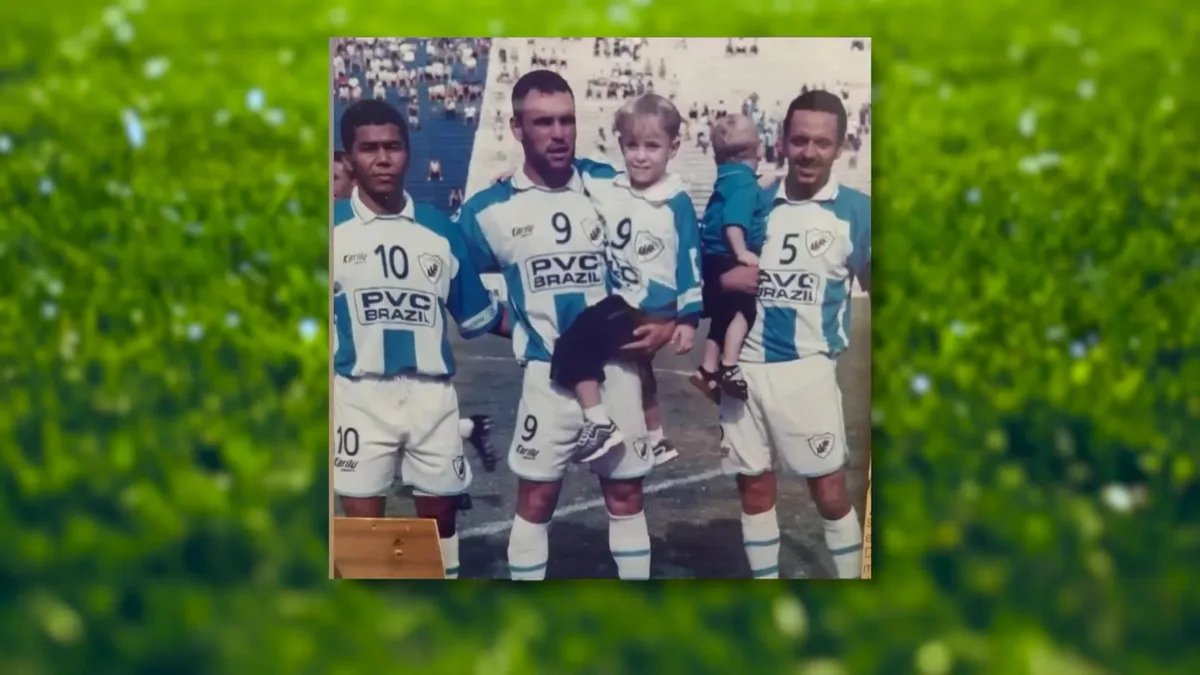 Filho de ex-atacante do Londrina estreia no gol 25 anos após foto em campo no colo do pai
