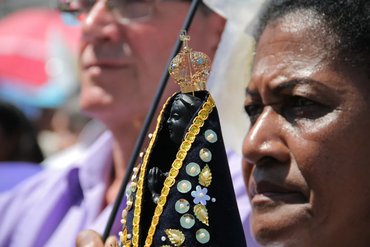 Por que Nossa Senhora Aparecida é negra? Veja o que explica a cor da imagem da Padroeira do Brasil