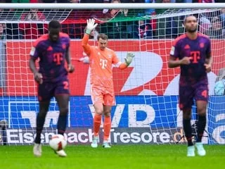 VIDÉO. Bayern Munich : l’incroyable erreur de Manuel Neuer qui offre un but à Augsbourg après six secondes de jeu