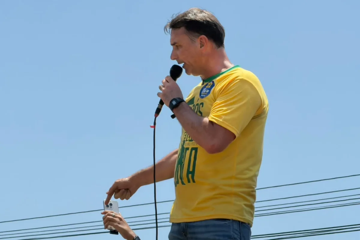 Flávio diz que Jair Bolsonaro colocará a faixa nele, se eleito presidente