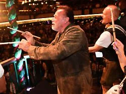 Besuch auf dem Oktoberfest: Arnold Schwarzenegger schwingt den Taktstock