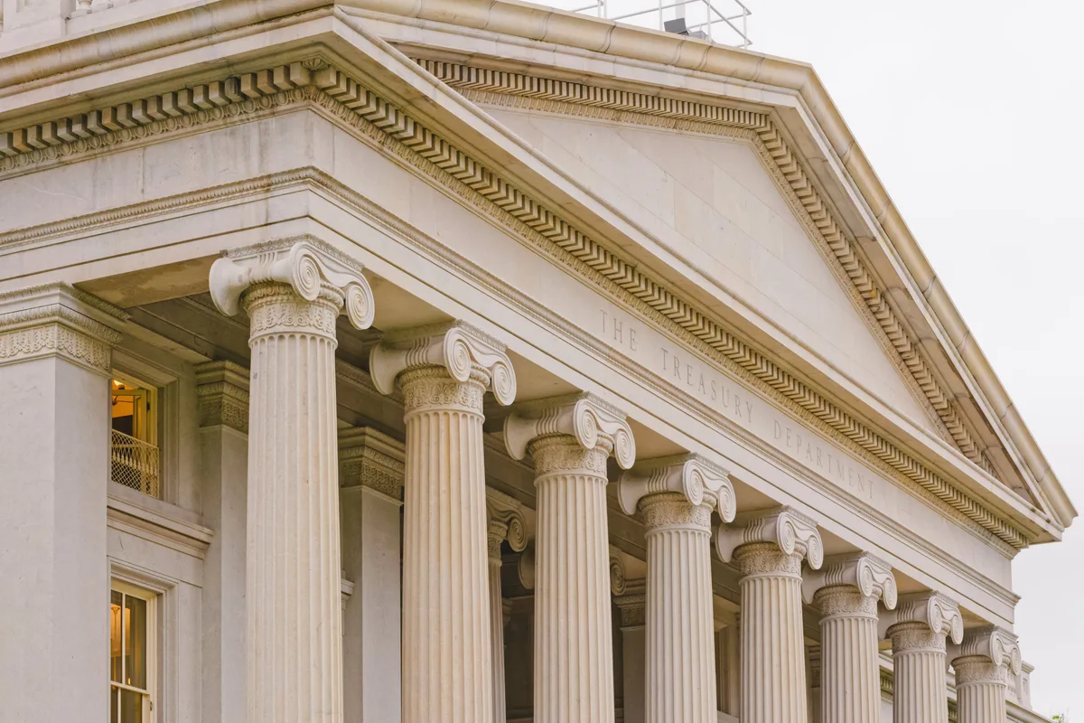 Hay u$s 32 billones en juego: ¿qué está haciendo Scott Bessent con el mercado de deuda de EE.UU.?