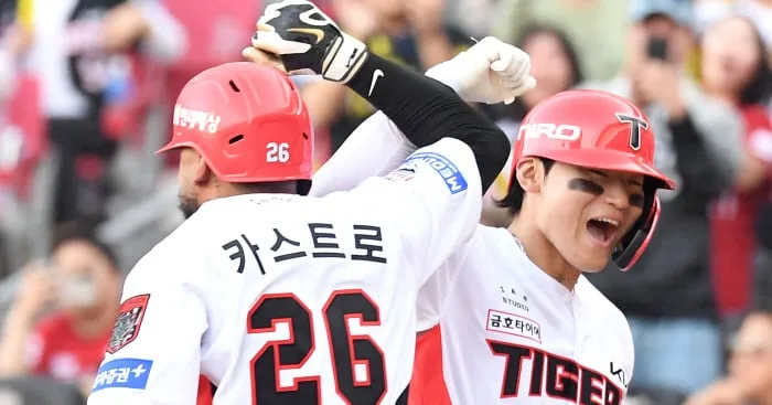 김도영을 막는다고? 결승포 → 희플 → 쐐기포 대폭발…'네일 7이닝 역투' KIA, LG와의 준PO 첫승 [광주리뷰]