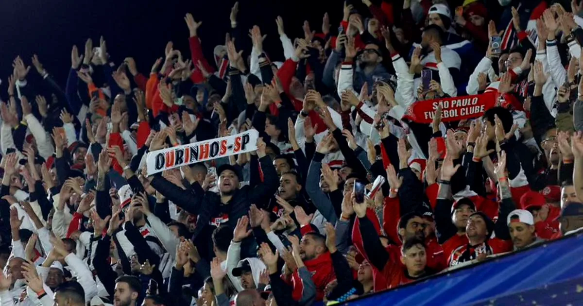 Torcida do São Paulo protesta em jogo contra o Internacional