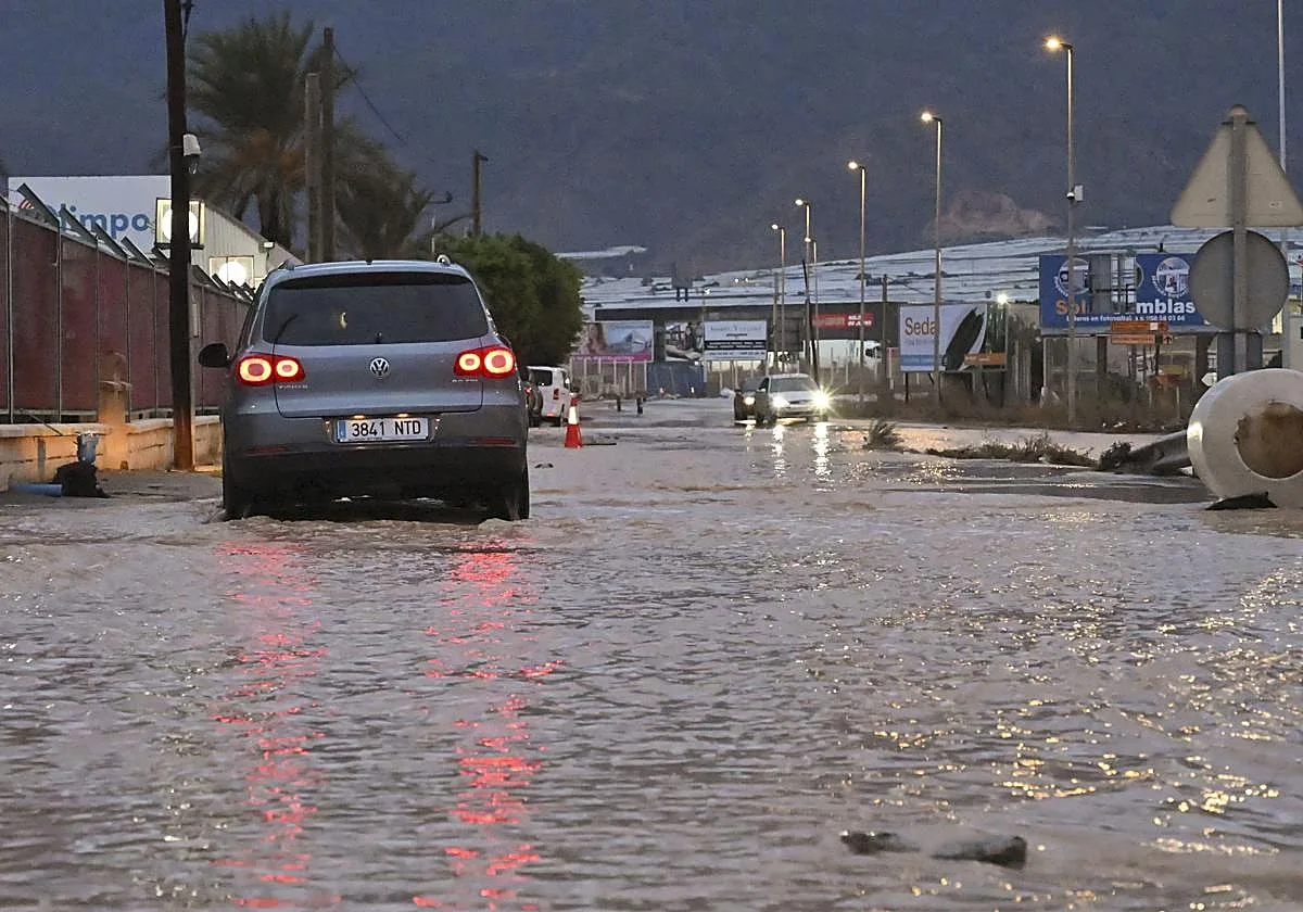 La dana Adam golpea Andalucía: viviendas inundadas, carreteras anegadas y diez personas atrapadas en un túnel