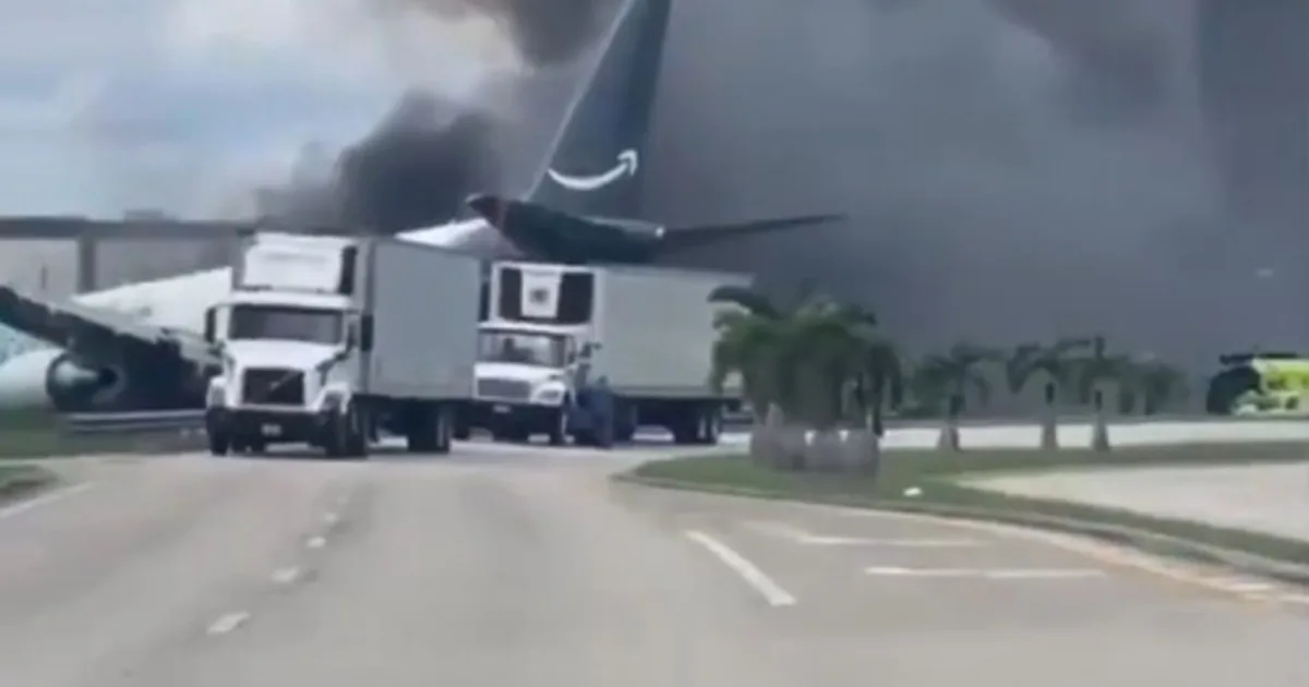Cinco muertos al despistar un avión de carga de Amazon en el aeropuerto de Miami: así quedó la aeronave tras el accidente