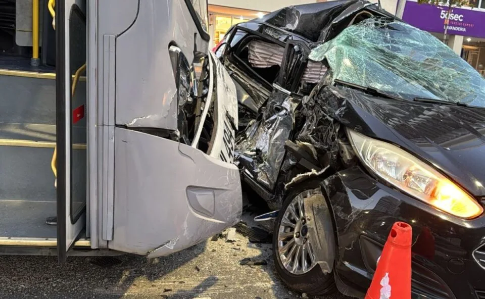 Carro fica destruído após bater contra Ligeirinho em cruzamento de Curitiba; motorista fica ferido