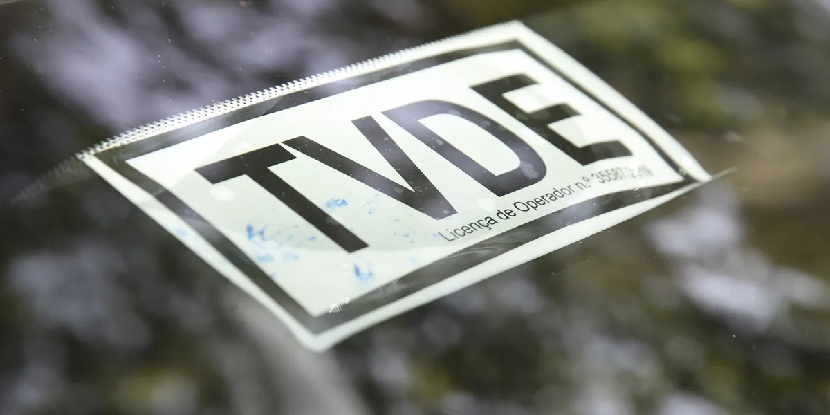 Motorista TVDE detido por tentativa de homicídio após atropelar dois clientes