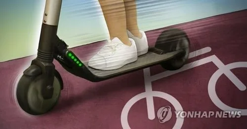 무면허 중학생 공유 킥보드로 60대 여성 치여 하천 추락
