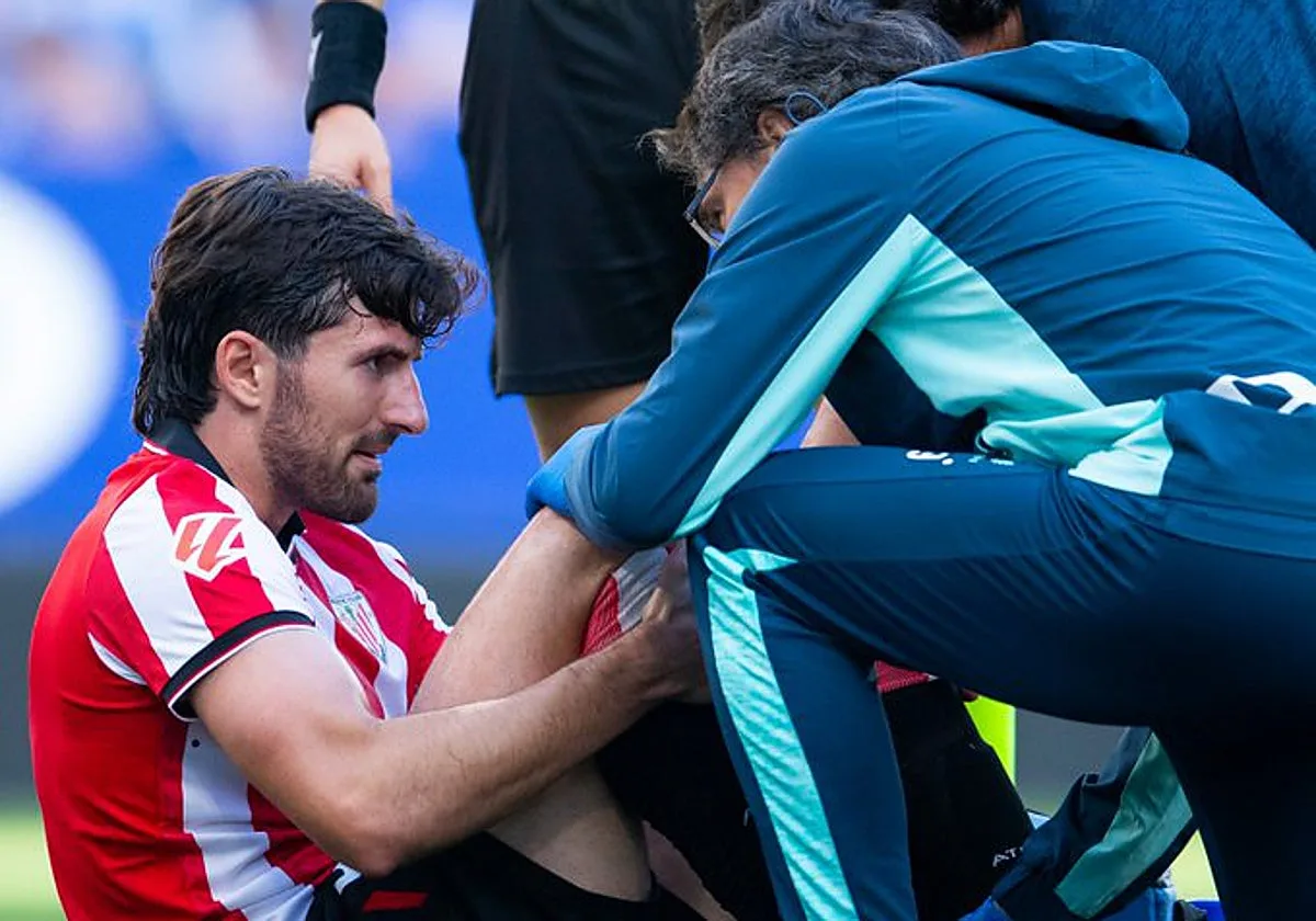 Dani Vivian, la principal baja del Athletic antes de su debut liguero contra el Sevilla FC