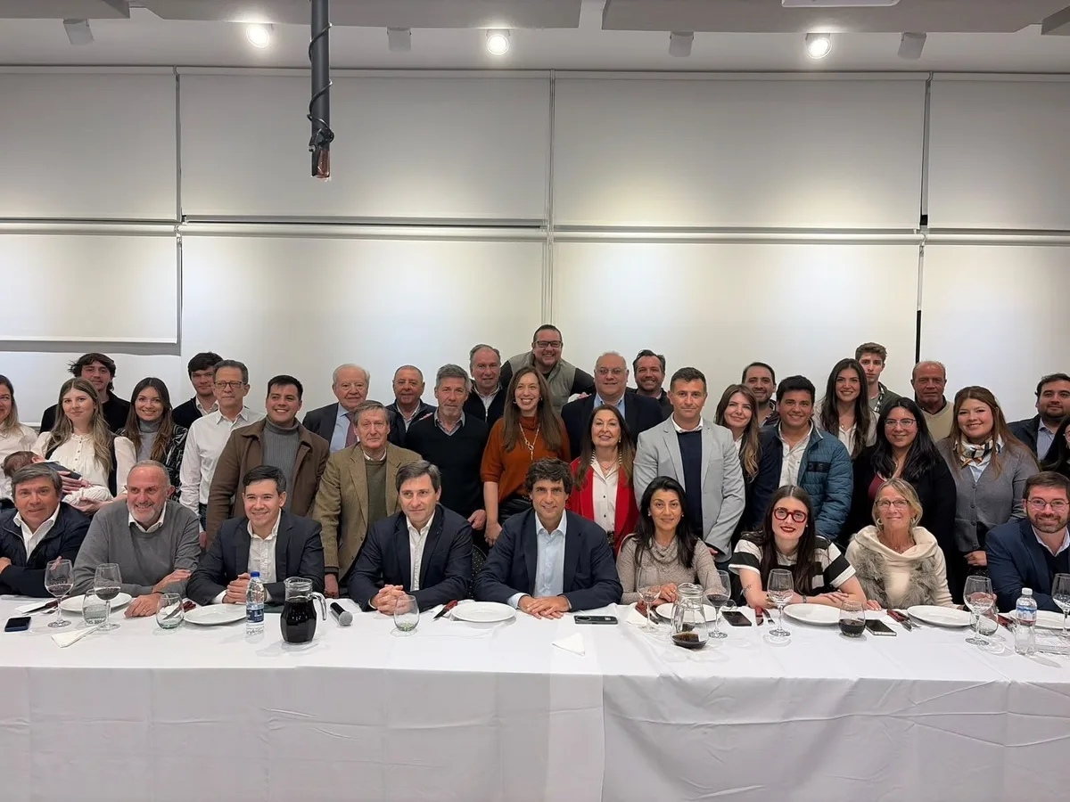 En modo candidato, Hernán Lacunza publicó una foto con su equipo: uno a uno, quiénes lo acompañan