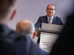 Minister warnt vor Schattenkrieg: Dobrindt sieht Deutschland stärker bedroht als im Kalten Krieg