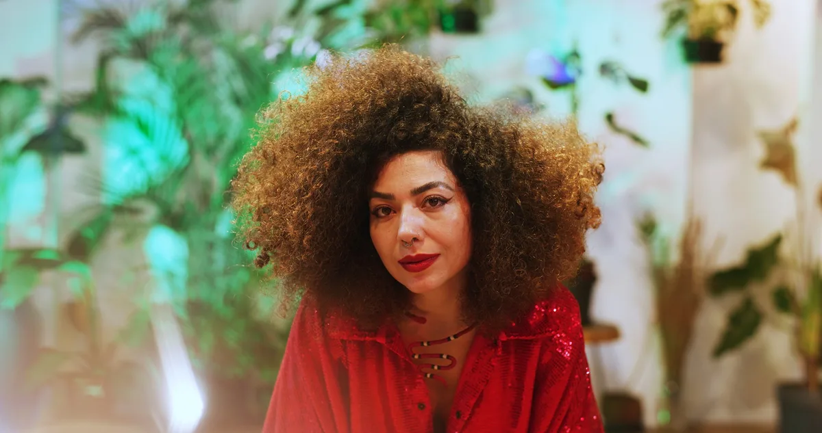 Vanessa Moreno visita a obra de Djavan dentro do próprio universo rítmico em álbum situado distante do barzinho