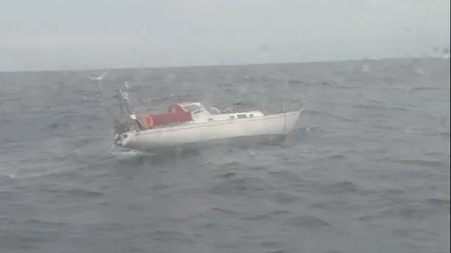 Marinha coordena resgate de tripulantes de veleiro em São Miguel